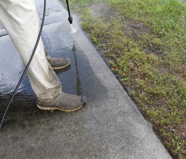 Sidewalk Concrete Cleaning in Winchester